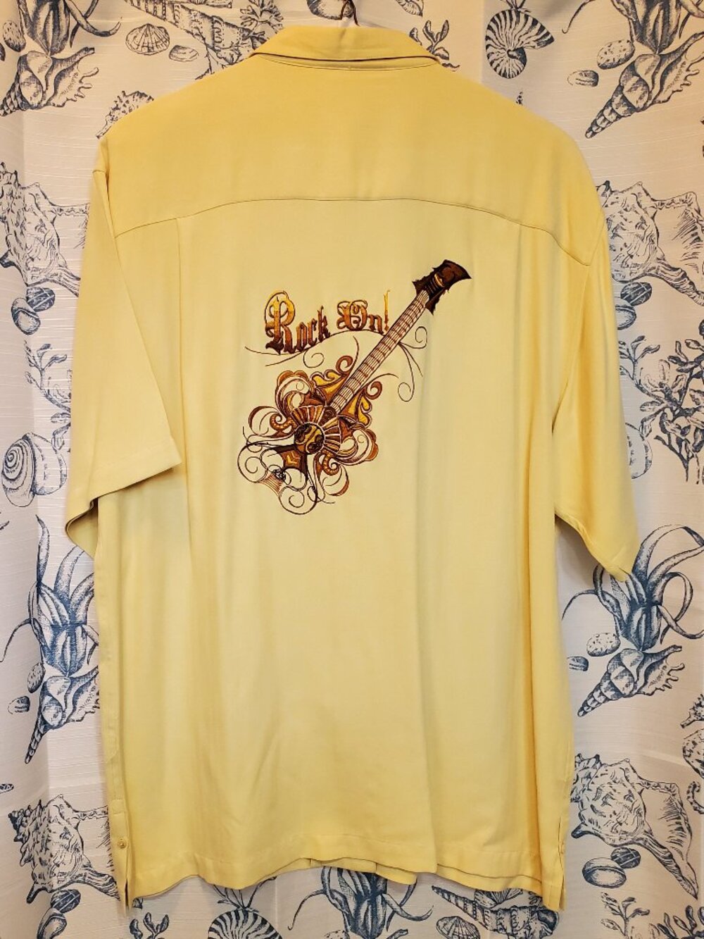 LUAU BRAND MENS SILK SHIRT WITH EMBROIDERED ARTWORK FRONT AND REAR...SIZE LARGE